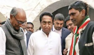 madhya-pradesh-kamal-nath-helped-congress-worker-in-wearing-shoes-mplive.co.in
