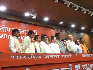 pdp-eight-kargil-leaders-join-bjp-mplive