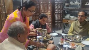 jyotiraditya-scindia-reached-shivraj-singh-chauhan-house-for-dinner-mplive