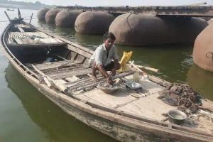 self-quarantine-on-boat-in-varanasi-due-to-corona-mplive