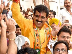 one-lakh-indigenous-rakhis-being-made-by-bjp-mp-shankar-lalwani-in-indore-mplive