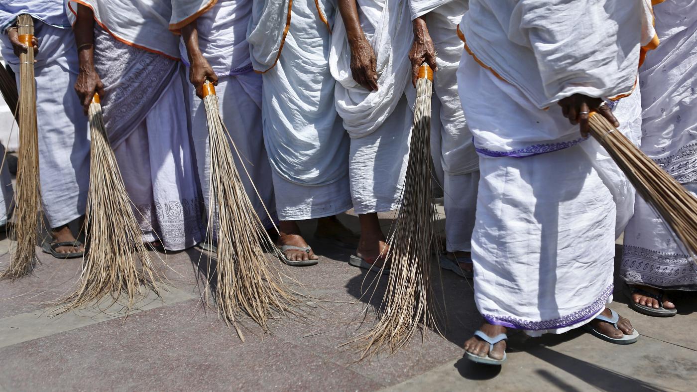 aiims-doctor-claims-coronavirus-may-spread-from-broom-mplive