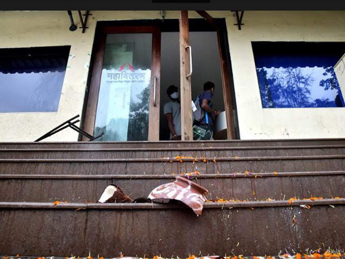 mns-workers-vandalize-amazon-office-in-mumbai-mplive