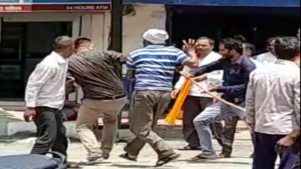 farmers-beat-bank-cashier-in-shajapur