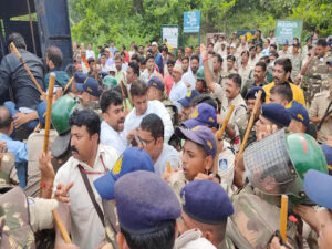 dharna-against-stopping-bandhwadheesh-temple-darshan