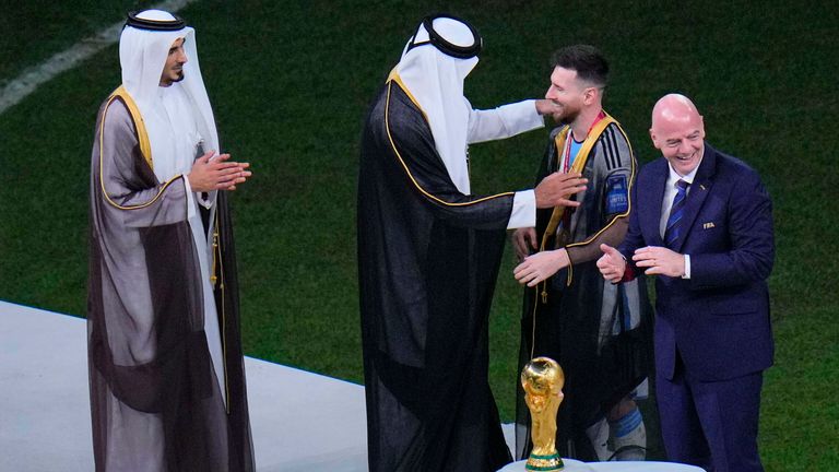 lionel-messi-wear-a-black-gown-while-receiving-the-trophy