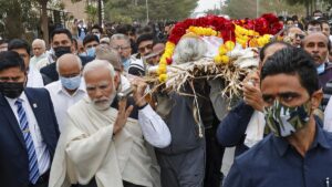 pm-modi-flags-off-vande-bharat-express